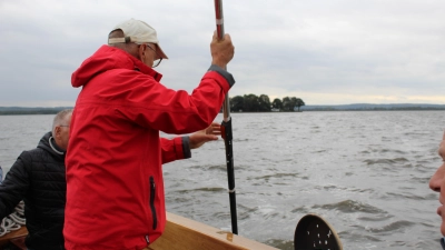 Informieren sich regelmäßig über den Zustand des Meeres: Mitglieder des Vereins bei einer Tiefenmessung im September 2025.  (Foto: wb)