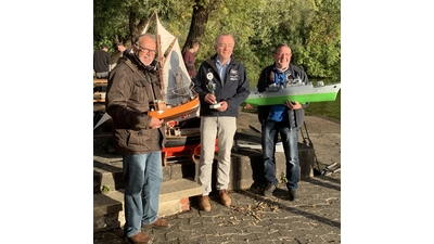 Den verdienten ersten Platz belegte der Lotsenkutter von Hobbybastler Jürgen Meier (mi.) (Foto: privat)