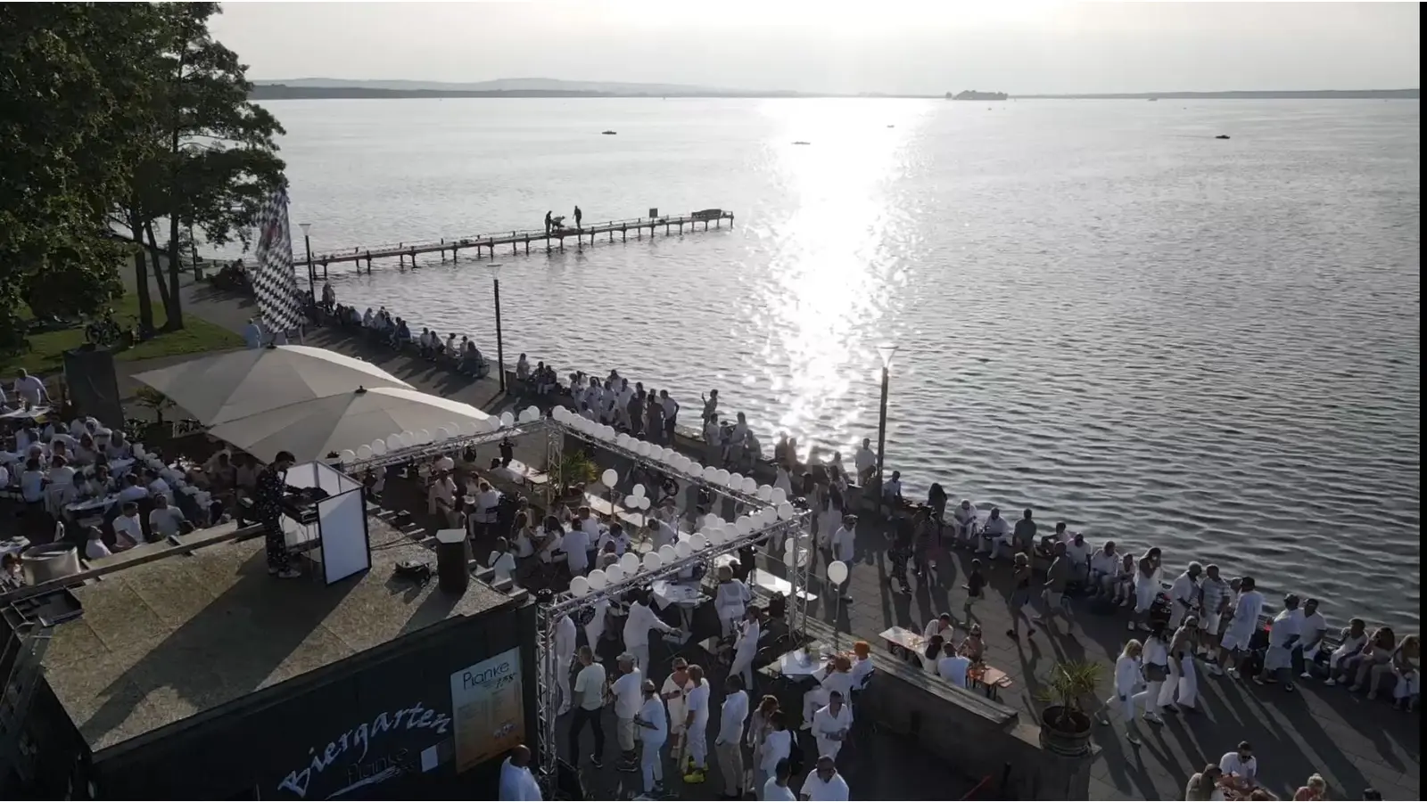 Blick von oben: Die „White Night“ vor den Strandterrassen. (Foto: privat)