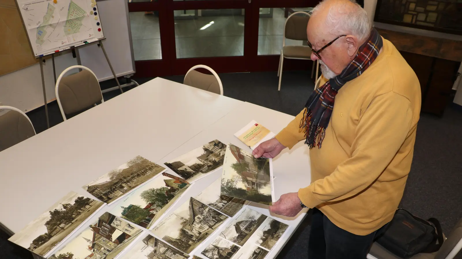 Heinz-Jürgen Baumgarten nahm die faszinierenden Fotos um 1900 gerne in Empfang.  (Foto: gi)