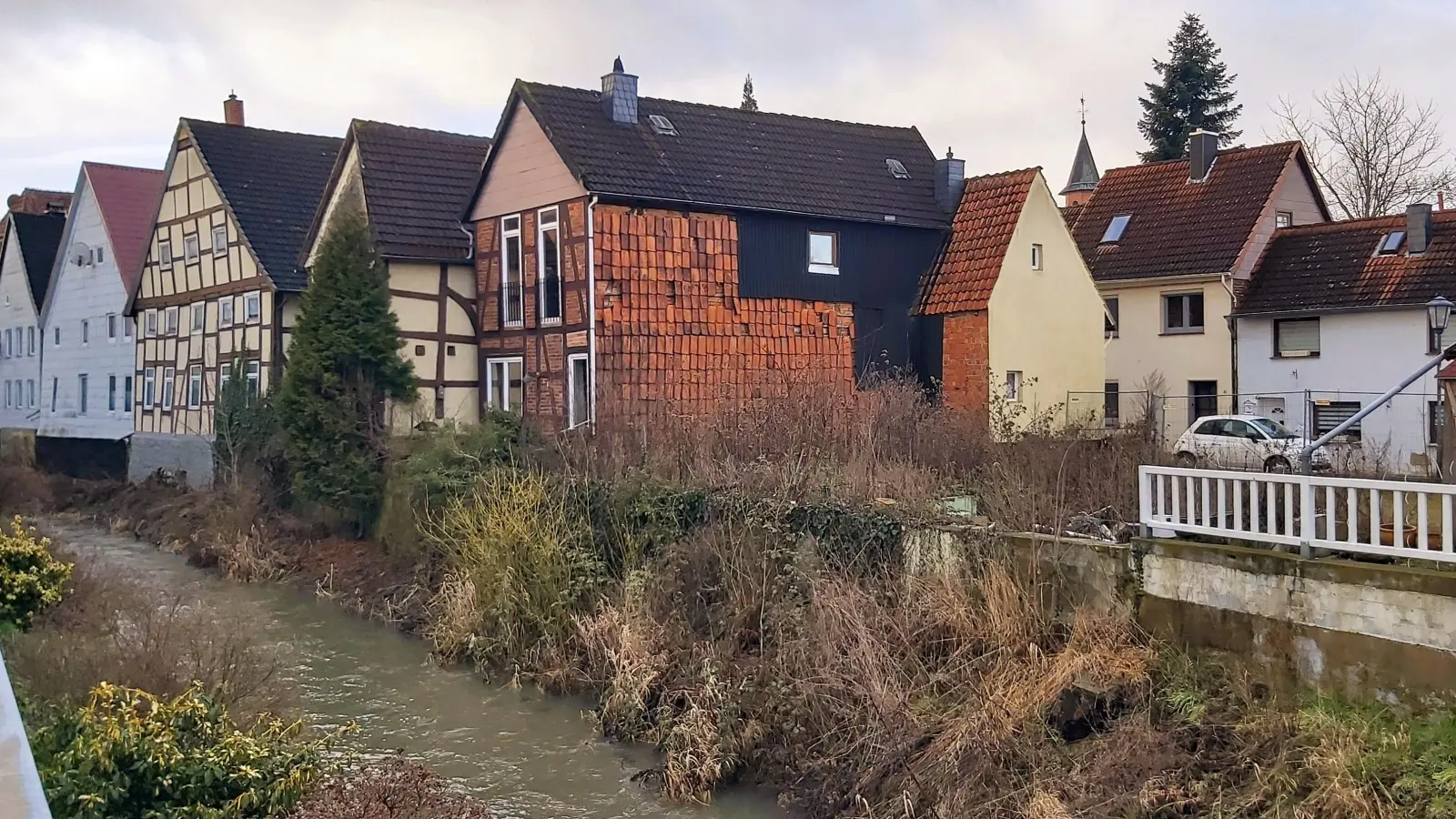 Das von einer Bebauung befreite Grundstück, liegt direkt an der schönen Aue. (Foto: gk)