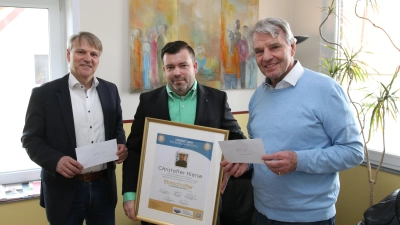 Bürgermeister Oliver Theiß (v. li.), Gastronom Christoffer Hierse und der Präsident des ICH Dieter Kindermann bei der Übergabe der Spende. (Foto: bb)