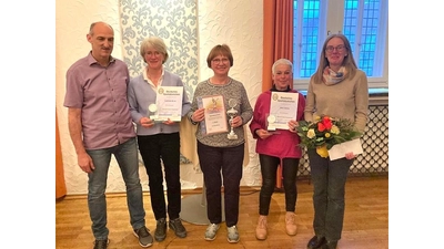 Michael Sauer (v.li.), Referent für Sportabzeichen zeichnet Gabriele Bruns für 35 Jahre Prüfertätigkeit bei der SGR aus. Ulrike Borchers nimmt den Pokal für Platz zwei beim Sportabzeichen-Wettbewerb entgegen. Stützpunktleiterin für Rodenberg/Apelern Doris Weihe wird für 25 Jahre Tätigkeit als Prüferin und Anja Stürck für 10 Jahre Einsatz als Sportabzeichen-Referentin geehrt. (Foto: Borchers, Bastian)