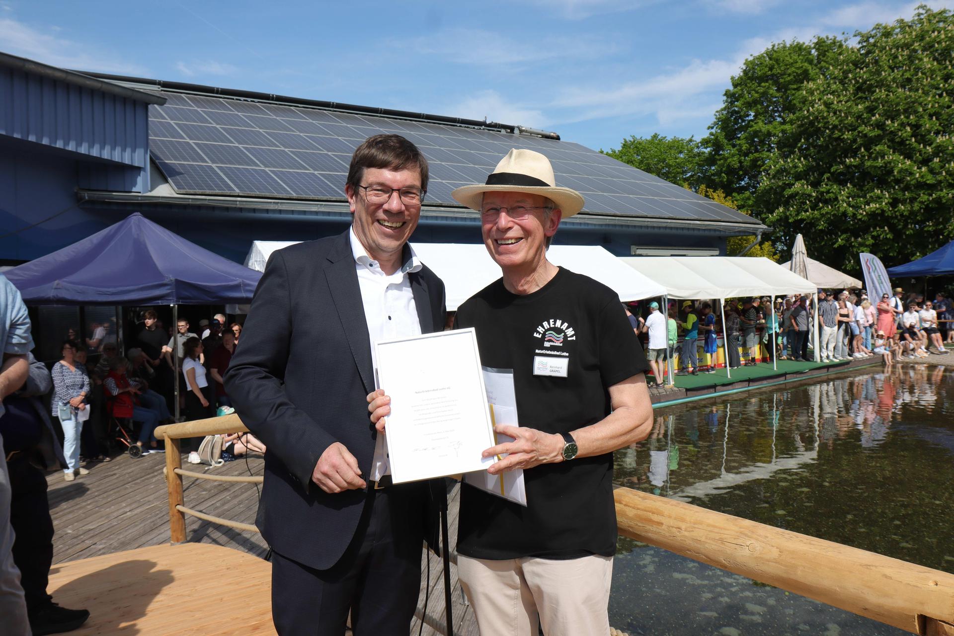 Urkunde überreicht: Andreas Eisen (li.) und Reinhard Gräpel. (Foto: tau)