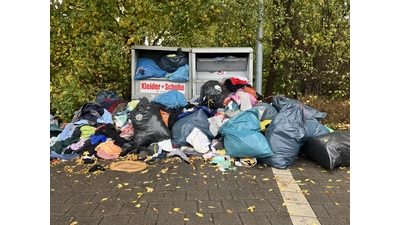 Einer fängt an, Säcke mit Bekleidung vor den Sammelbehältern zu packen, und alle machen es nach. (Foto: nd)