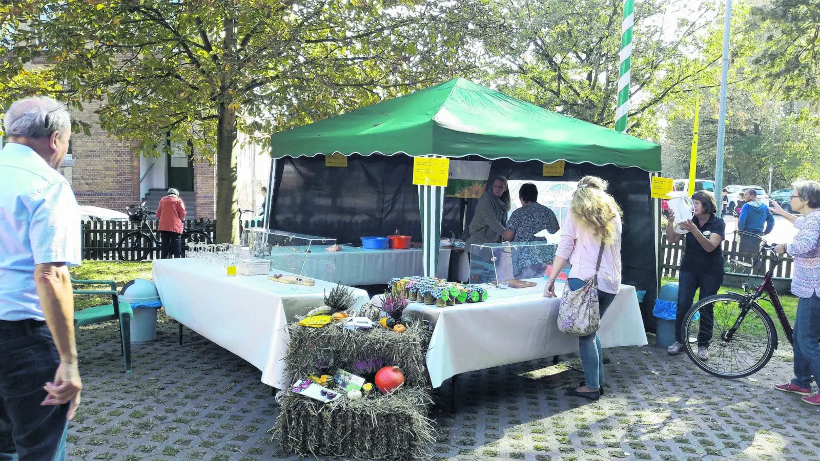 Die Suppe schmeckt den Gästen des Gemeindefestes (Foto: mk)