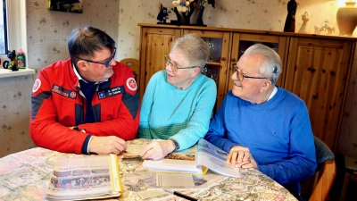 Olav Grote (li.), Dienststellenleiter der Johanniter im Ortsverband Deister (Ronnenberg) im Gespräch mit dem Ehepaar Renate und Hans Mentner. (Foto: Johanniter)