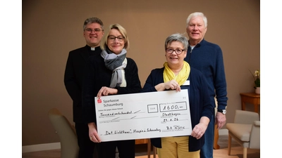 Markus Grabowski (li.) und Hans-Dieter Rofalski (re.) übergeben den Spenden-Check an Anke Reichwald (2. v. li.) und Cordula Wahlmann vom Hospiz-Team. (Foto: privat)