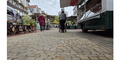 Ein lebendiger Ort: Die Fußgängerzone in Wunstorf. (Foto: tau)
