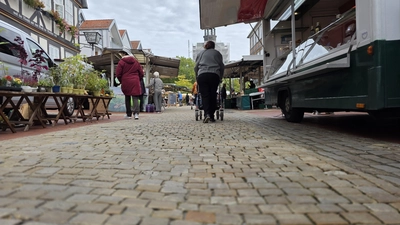 Ein lebendiger Ort: Die Fußgängerzone in Wunstorf. (Foto: tau)