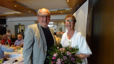 Mit Blumenstrauß: Christian Weber verabschiedet Erika Gahbler aus dem Vorstand. (Foto: privat)