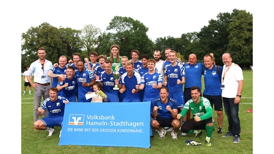 Der MTV Rehren A./R. schnappt sich den Masters-Pokal.<br> (Foto: bb)