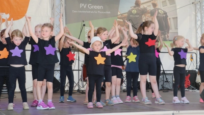 Auf der Bühne: Im vergangenen Jahr hat die Kindertanzgruppe des TuS Wunstorf beim Neubürgeremfpang mitgemacht.  (Foto: gi)