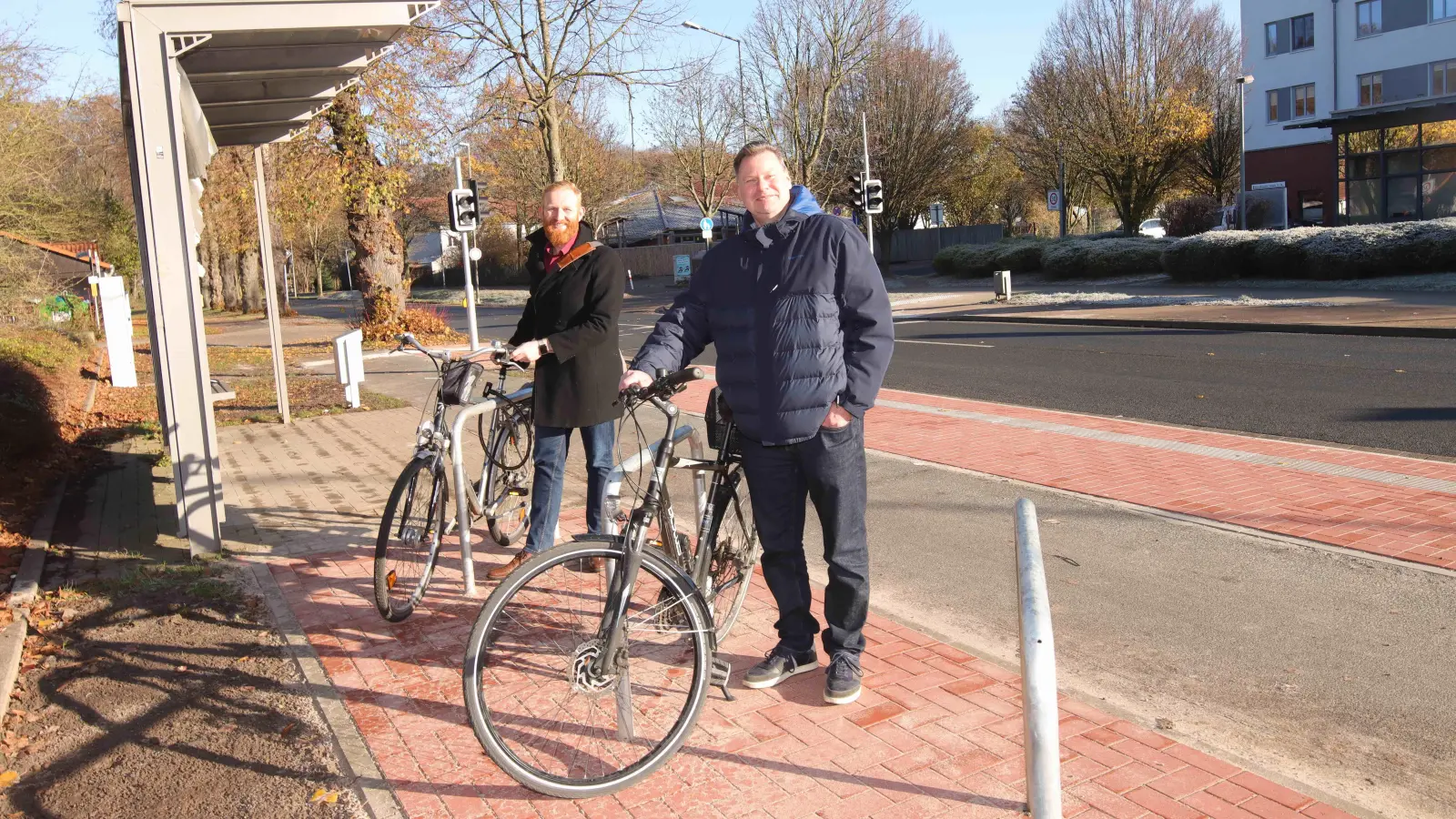 Finden die Umsetzung gelungen: Jan-Frerk Mandel (li.) und Ortsbürgermeister Frank Zülich. (Foto: tau)
