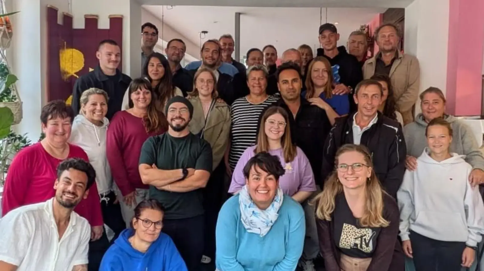 Begrüßt wieder Gäste im Hallenbad: Das Team des Wunstorf Elements. (Foto: privat)