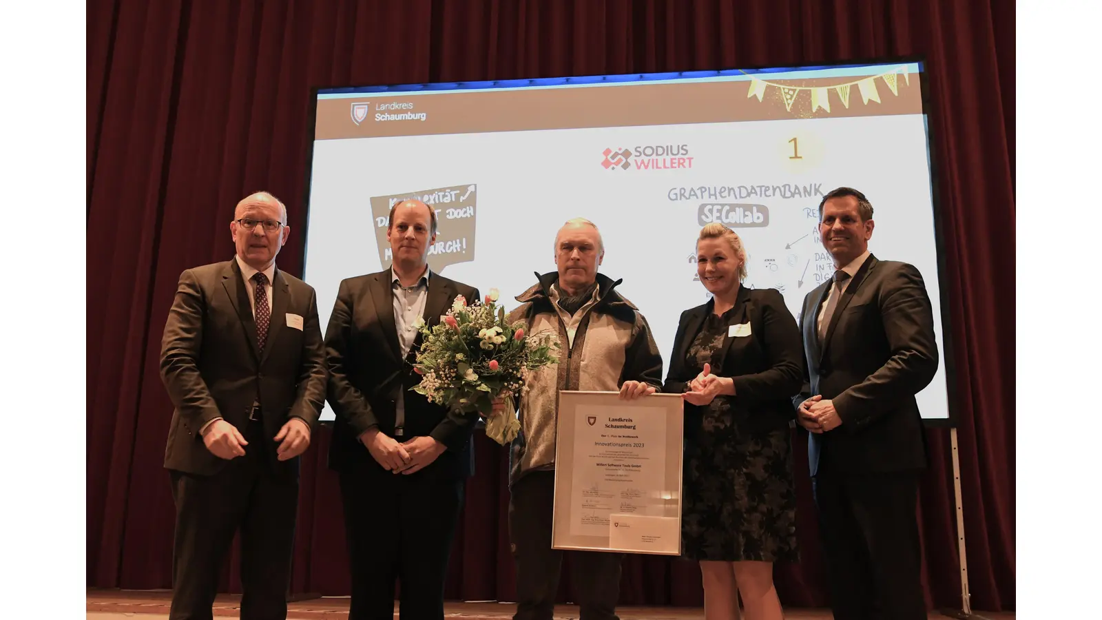 Landrat Jörg Farr, Dr. Jan Jocker, Nadine Nelle und Wirtschaftsminister Olaf Lies übergaben den Preis an Andreas Willert (Mitte). (Foto: nd)