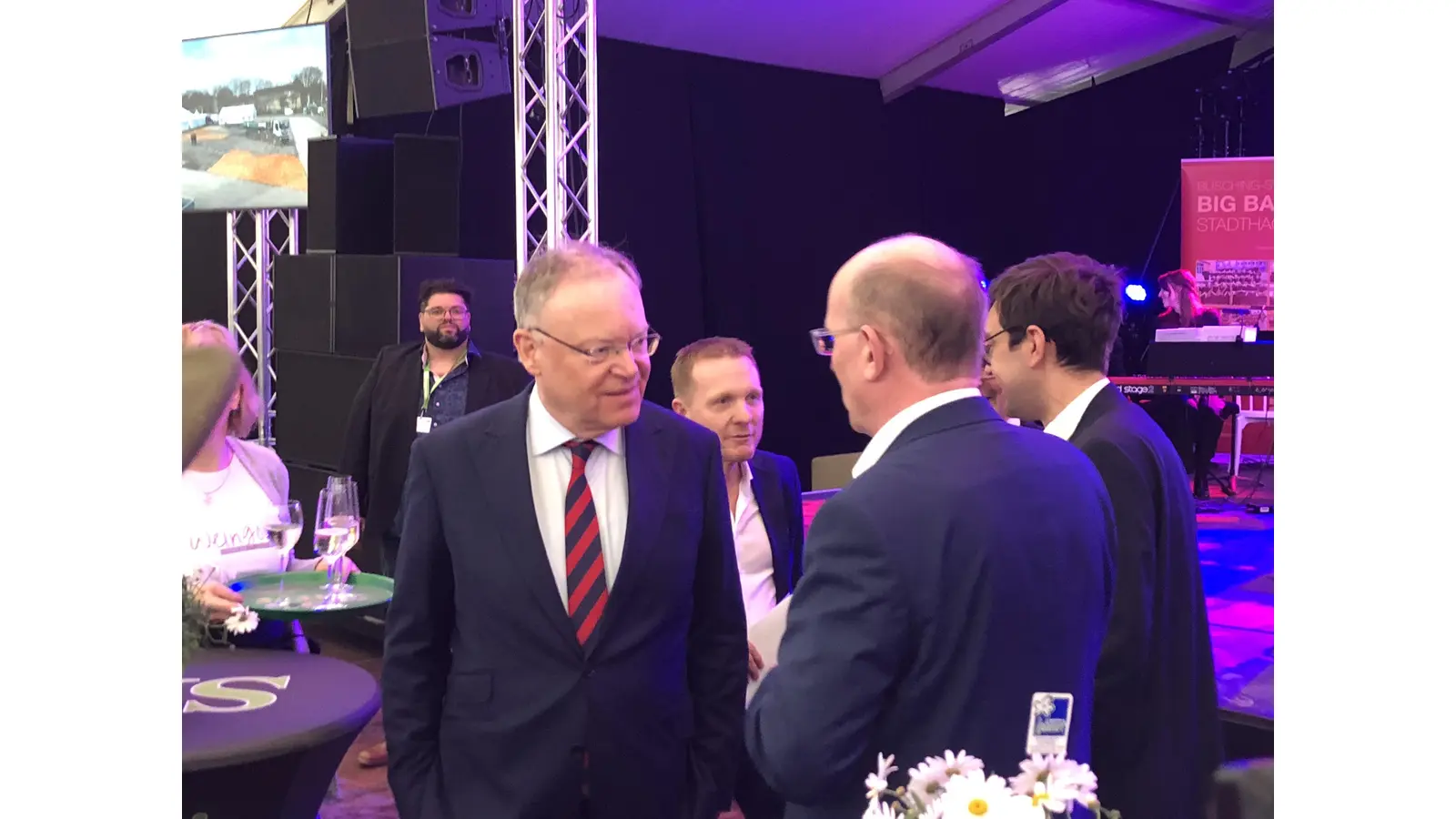 Ministerpräsident Stefan Weil besucht die Regionalschau in Stadthagen. Hier im Gespräch mit dem Landrat Jörg Farr.  (Foto: cm)