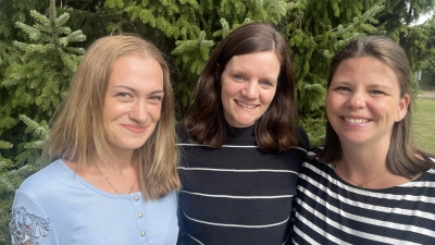 Haben etwas gemeinsam (v.li.): Die aktuelle Leiterin Jessica Neu, Pia Liebermann baute die Unterkunft auf und Lena Finch, ehemalige Leiterin und jetzt im Mutterschutz. (Foto: Johanniter)
