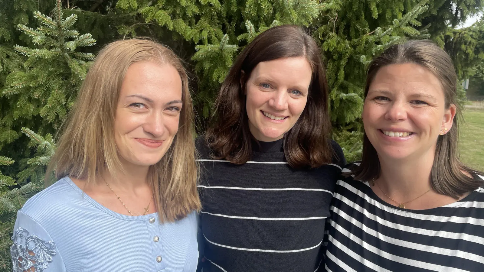 Haben etwas gemeinsam (v.li.): Die aktuelle Leiterin Jessica Neu, Pia Liebermann baute die Unterkunft auf und Lena Finch, ehemalige Leiterin und jetzt im Mutterschutz. (Foto: Johanniter)