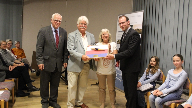 Mit Ortspreis (v.li.): Manfred Wenzel, die Eheleute Jürgen und Elke Ulrich sowie Ortsbürgermeister Martin Ehlerding. (Foto: wb)