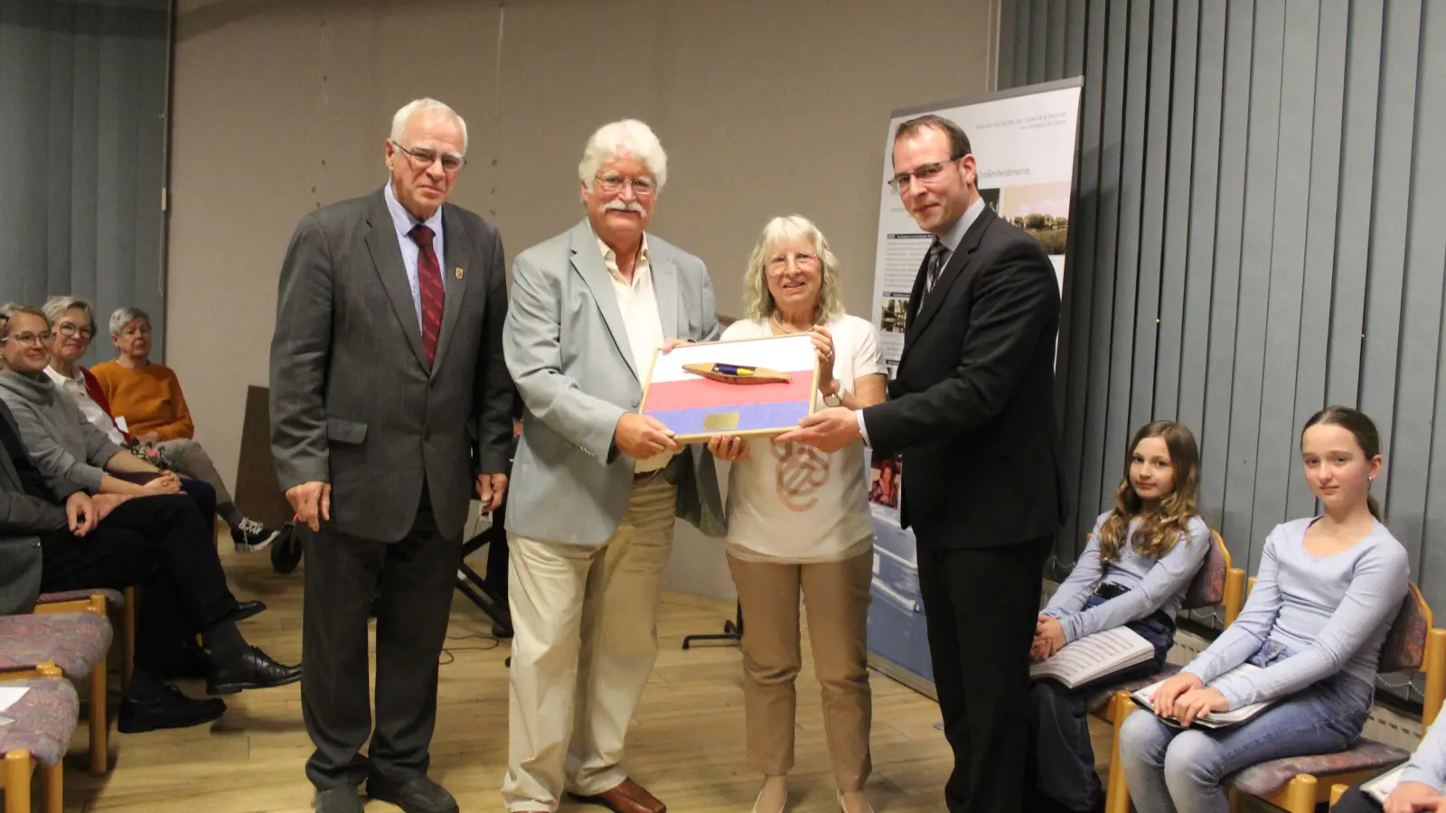 Mit Ortspreis (v.li.): Manfred Wenzel, die Eheleute Jürgen und Elke Ulrich sowie Ortsbürgermeister Martin Ehlerding. (Foto: wb)