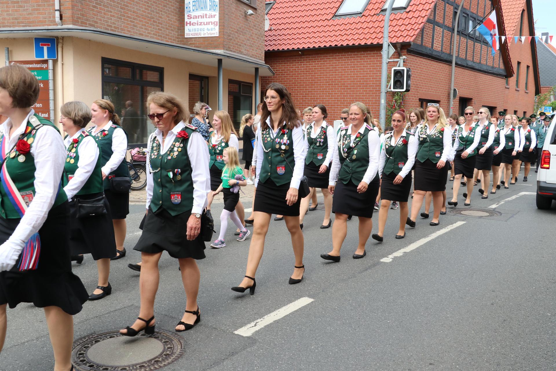 Marschieren mit: Die Damenschießgruppe der Schützengesellschaft. (Foto: gi)
