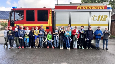 Zu Besuch bei der Feuerwehr: Die Viertklässler der Grundschule Kolenfeld. (Foto: privat)