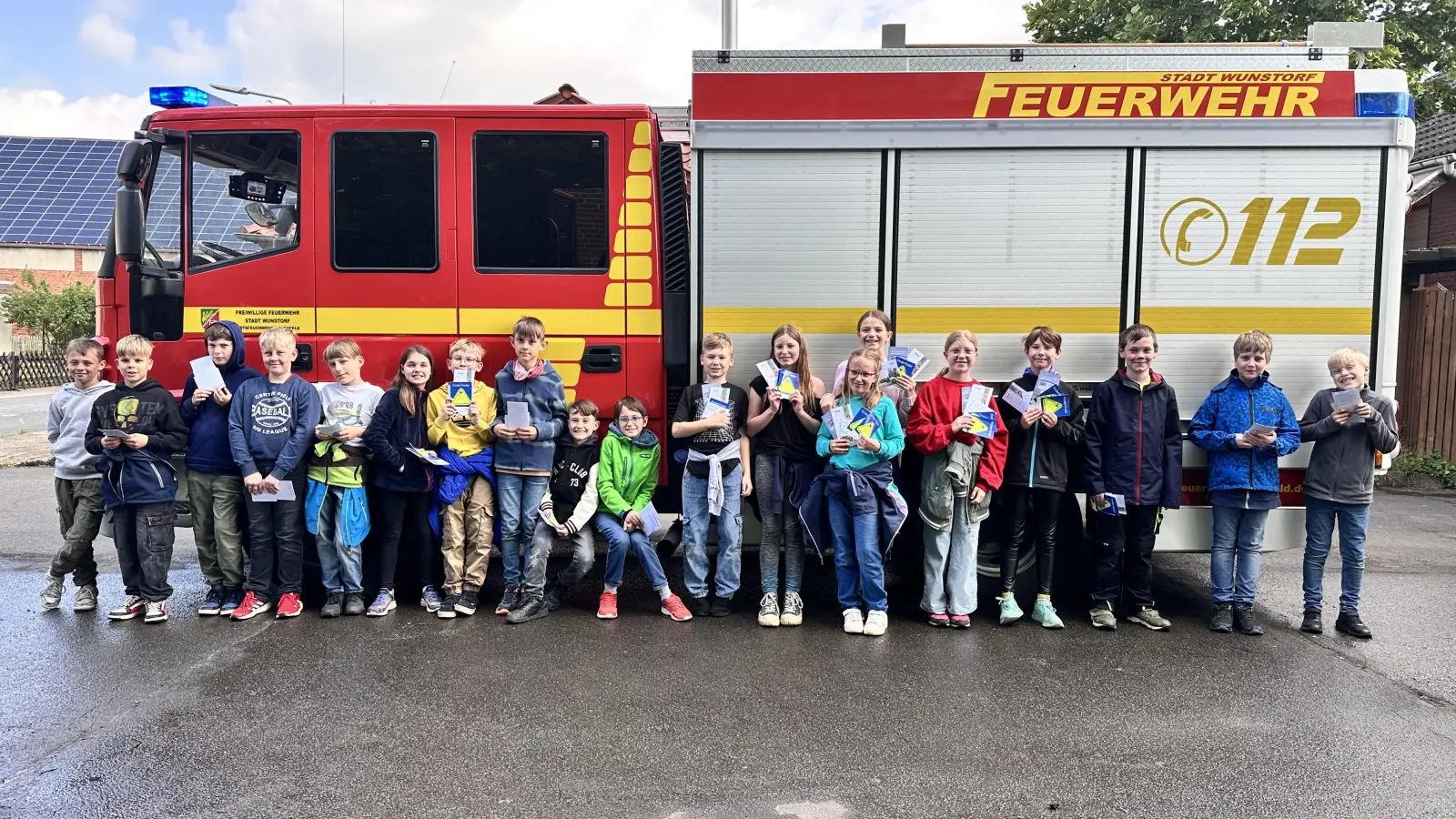 Zu Besuch bei der Feuerwehr: Die Viertklässler der Grundschule Kolenfeld. (Foto: privat)