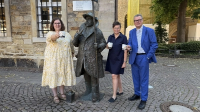 Imke Bachmann und Thomas Gieselmann von Pro Rinteln sowie Frauke Klemme von der Stadtverwaltung Rinteln präsentieren die neue Merchandising-Idee, damit Rinteln mit verschiedenen Motiven in die Küchen und Esszimmer Einzug hält. (Foto: ste)