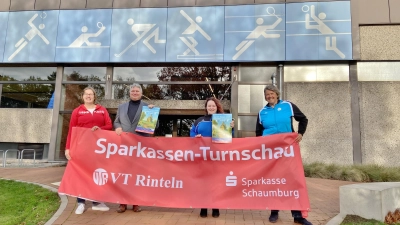 Nadia Struckmeier und Dirk Ackmann von der Sparkasse in Schaumburg sowie Jacqueline Mattulat und Maike Wagenaar von der VTR freuen sich über die gute Zusammenarbeit von Sparkasse und Sportverein bei der Sparkassen Turnschau 2025 am 30. November.  (Foto: ste)