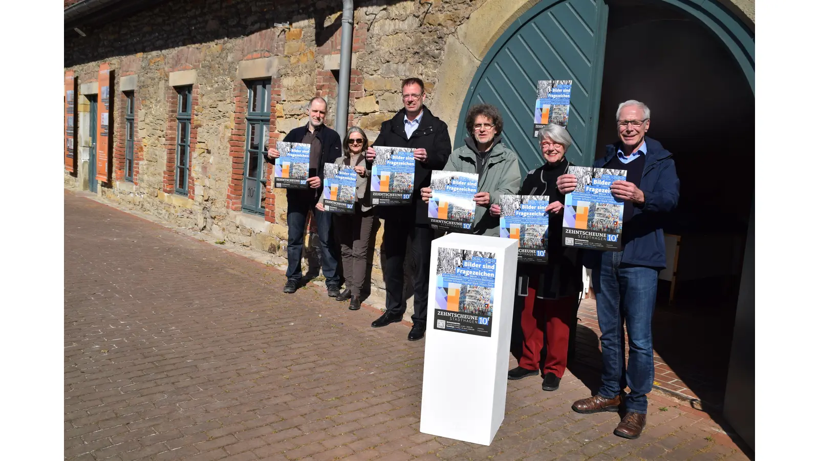 V.L.: Darjush Davar, Iris Freimann (Stadt Stadthagen), Gerd Krome (Sparkasse Schaumburg), Klaus Strempel, Rita Bauck, Alfred Bredthauer (Freundeskreis Zehntscheune) präsentieren das Programm 2025. (Foto: ab)