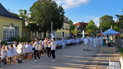 Die Violine-Guys unterhielten beim Festschmaus.  (Foto: gk)