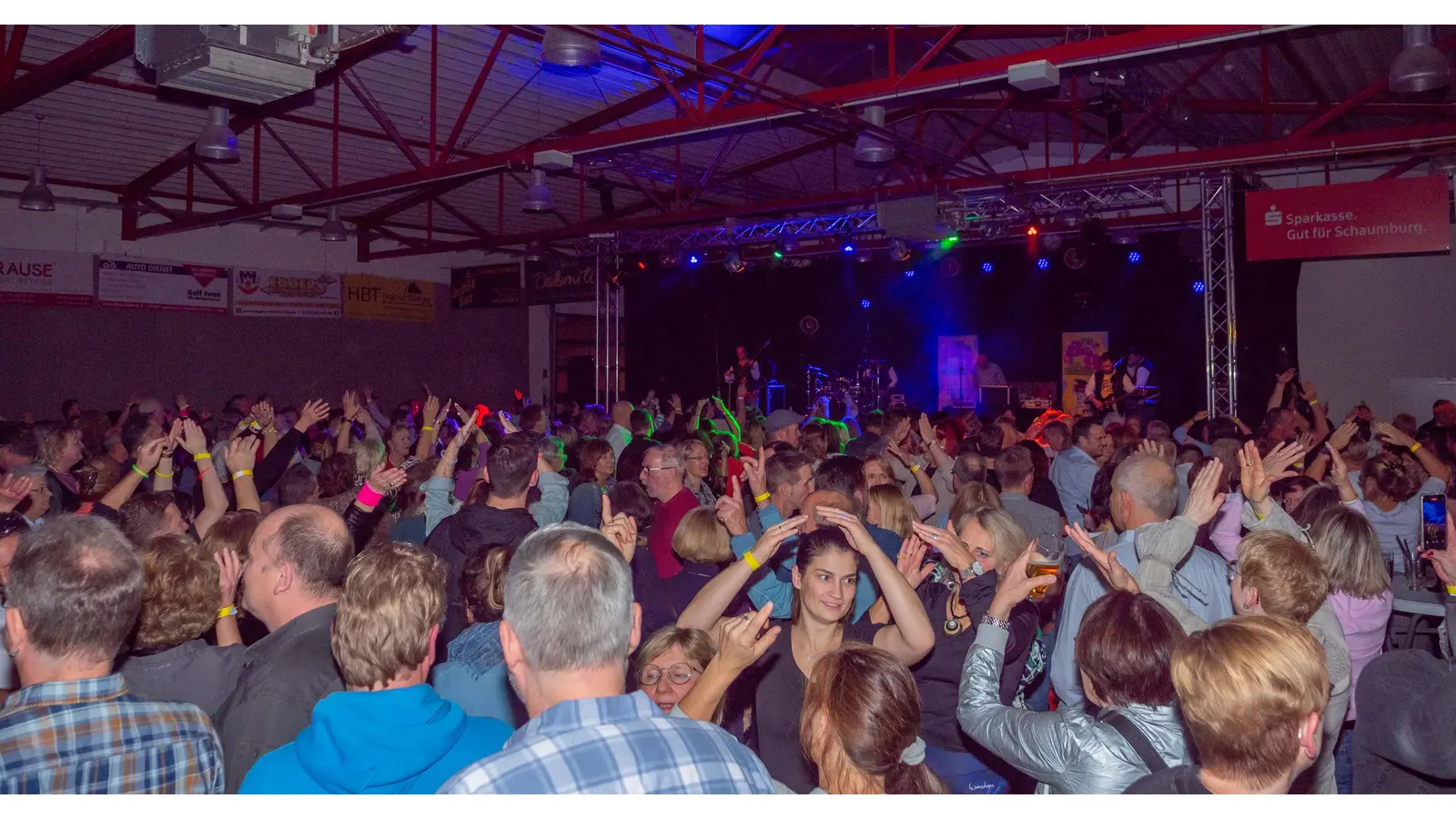Bei Y.M.C.A. von Village People gingen alle Hände nach oben (Foto: wk)