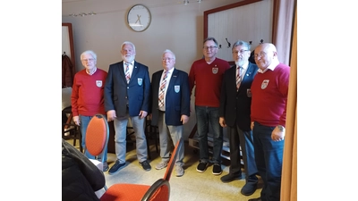 Dr. Hans-Joachim Gauglitz (Schriftführer), Ulrich Neuhaus (stellv. Vorsitzender), Prof. Hans Hübner (Vorsitzender), Ferdinand Kelm (Jubilar 40 Jahre), Uwe Linke (Kassenwart), Rudi Deumer (Liedervater). (Foto: privat)