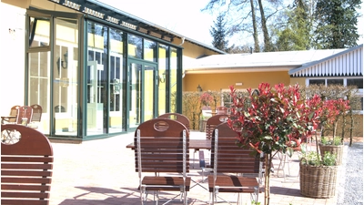 Der neue Eingang mit Windfang und der umgestalteten Terrasse. (Foto: nd)