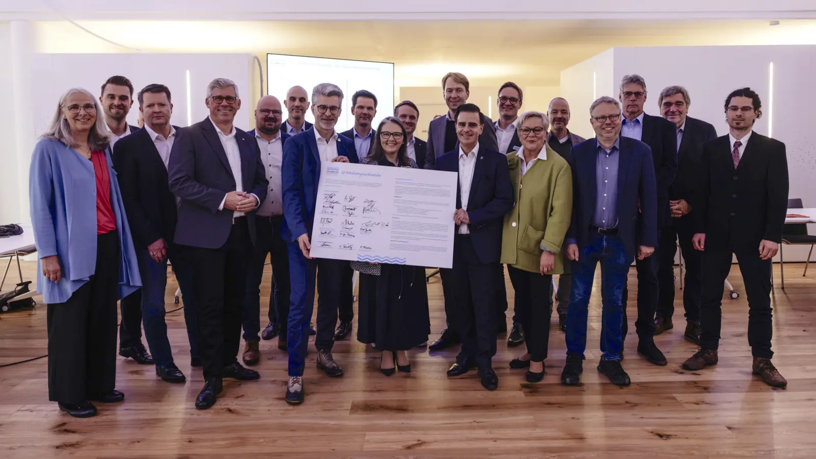 Mit Gründungsurkunde: Die Vertreter der Partnerkommunen, darunter auch Wunstorfs Bürgermeister Carsten Piellusch (4.v.li.). (Foto: Philipp Schröder)
