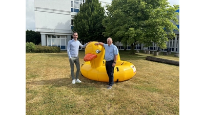 Jörg Nielaczny, Vorsitzender des Vorstands der BKK24, und Henning Bock, Geschäftsführer der DLRG, feiern das Erfolgsmodell.  (Foto: privat)