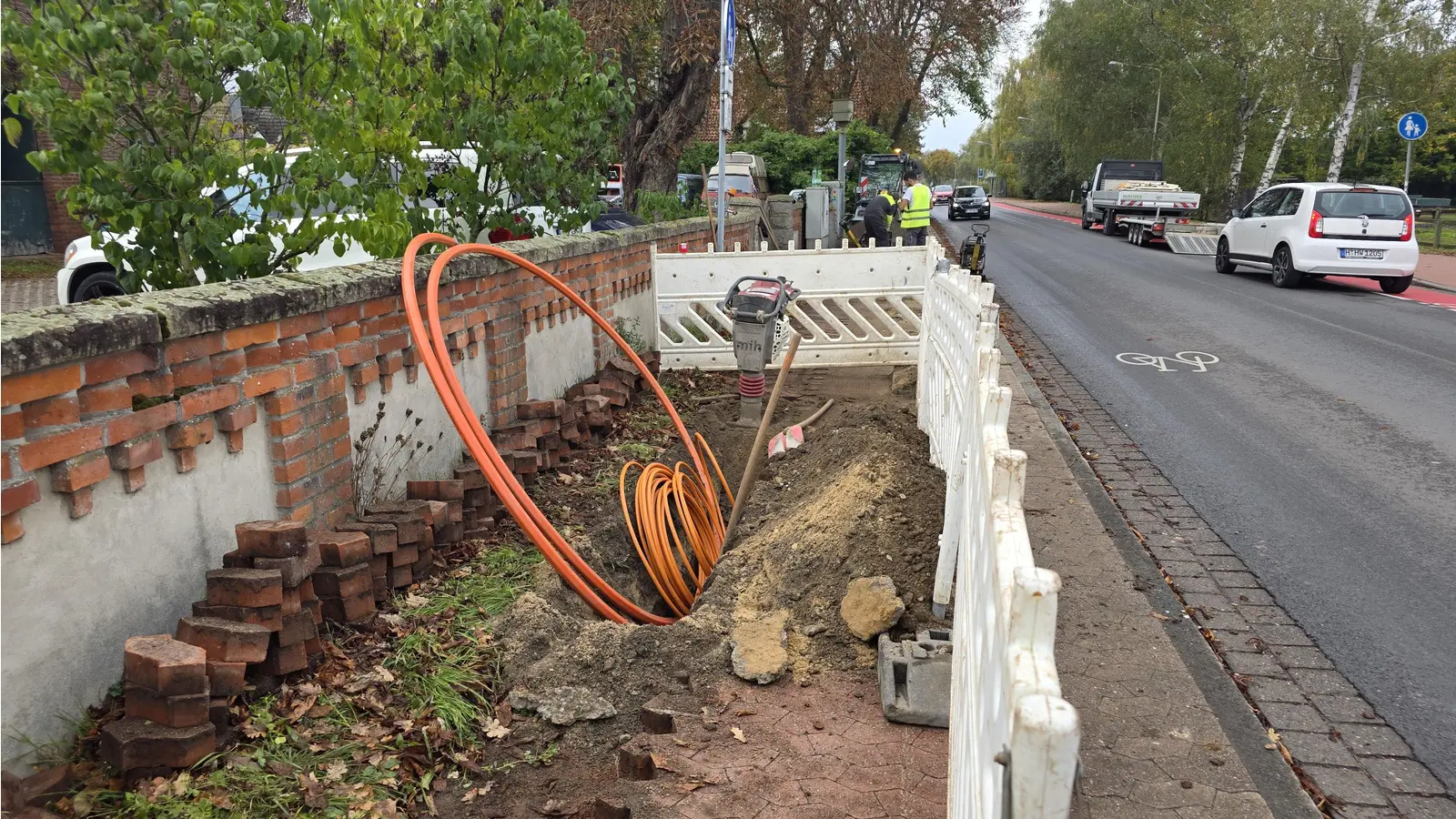 Arbeiten auf Gehwegen: Derzeit werden Glasfaserkabel in den Ortsteilen verlegt. (Foto: tau)