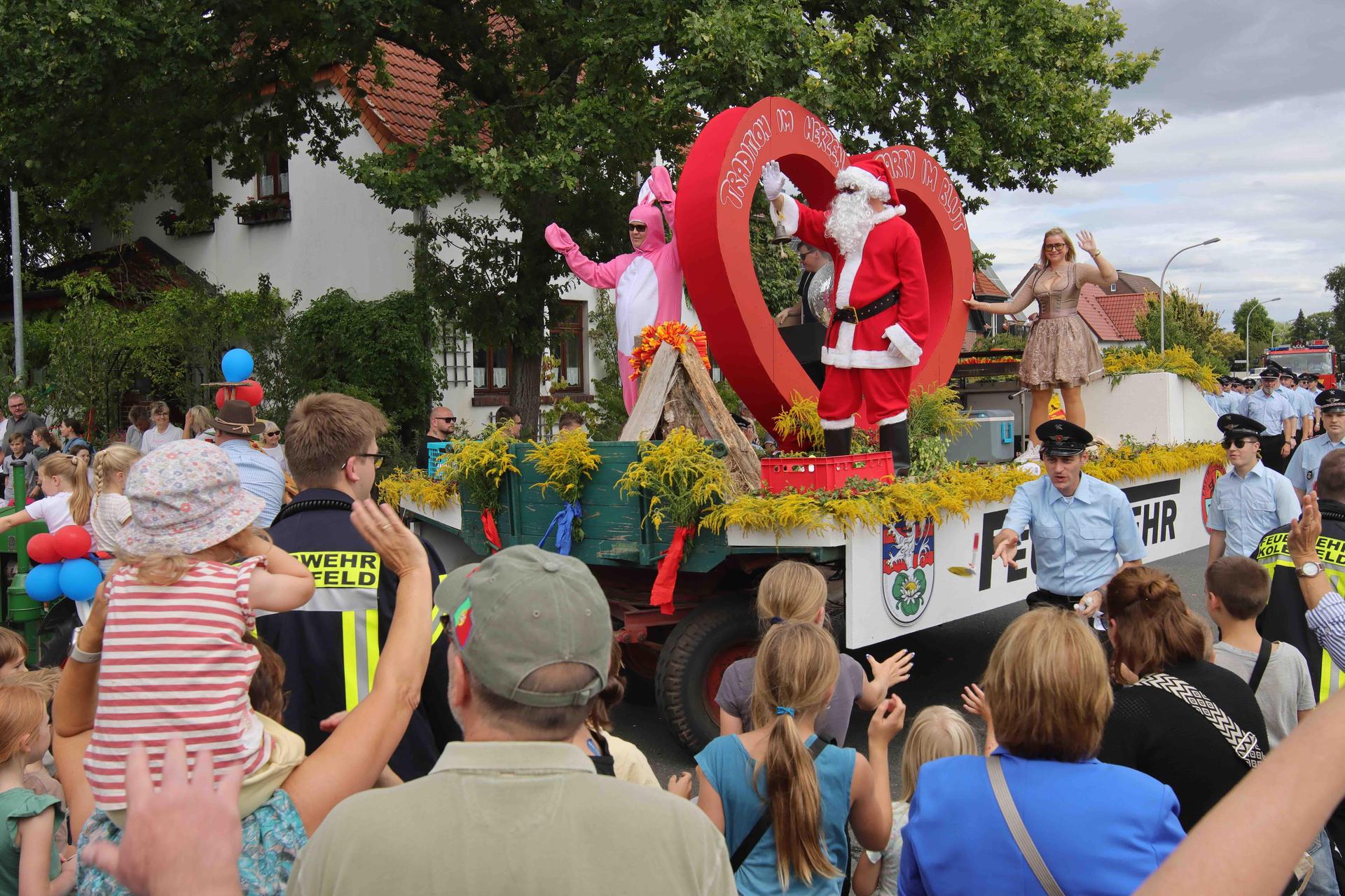 Eindrücke vom großen Festumzug. (Foto: tau)