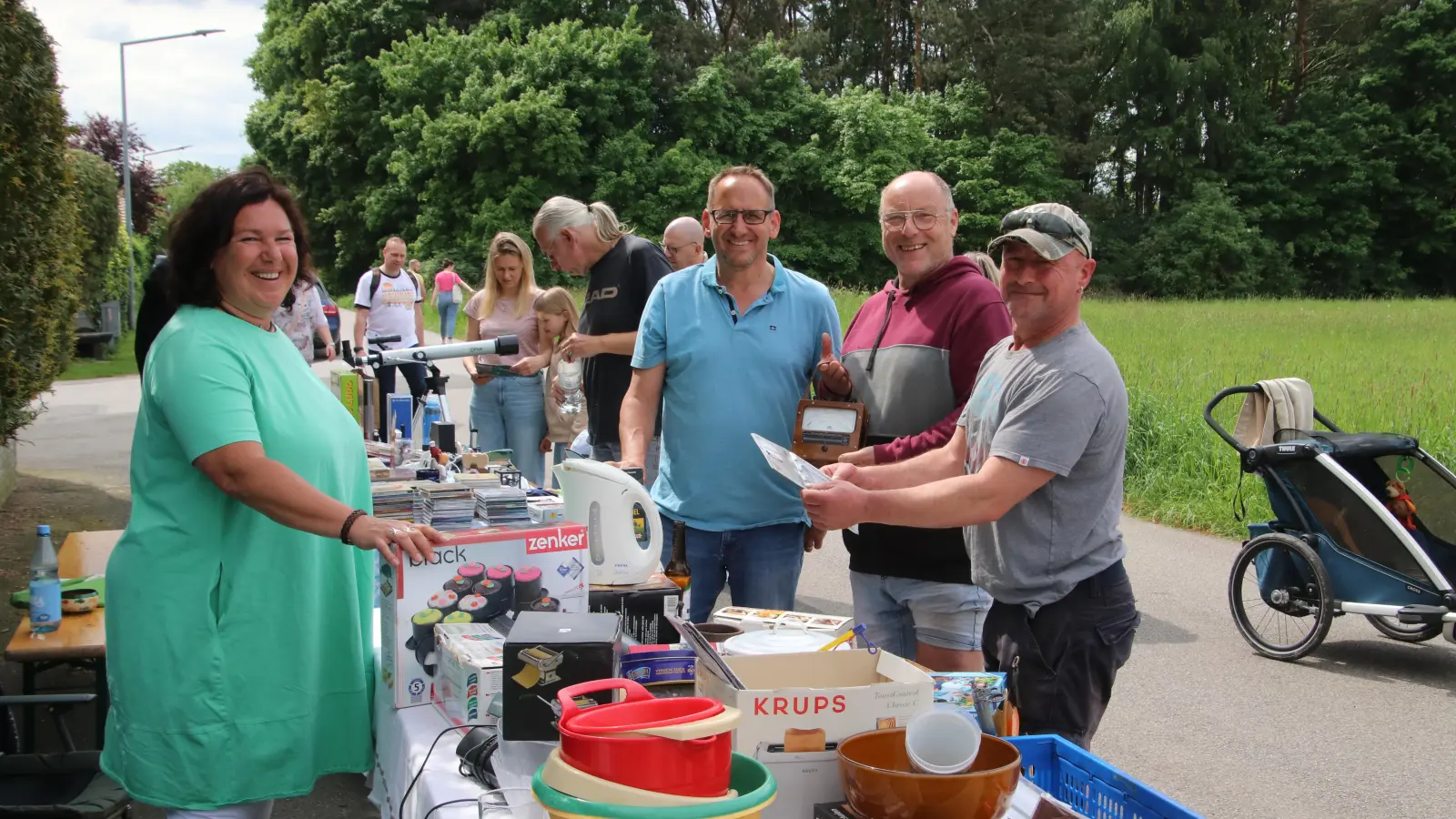 Viel los war bei Sven und Pam Thometzki. Früh am Morgen machten bereits die „Profiflohmarkthändler“ ihre Aufwartung und suchten nach Schnäppchen.  (Foto: gi)