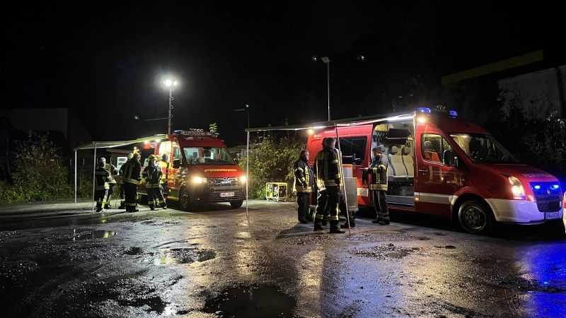 An der Einsatzstelle: Der Einsatzleitwagen der Samtgemeinde Sachsenhagen sowie die Drohne der IuK-Einheit. (Foto: Feuerwehr)