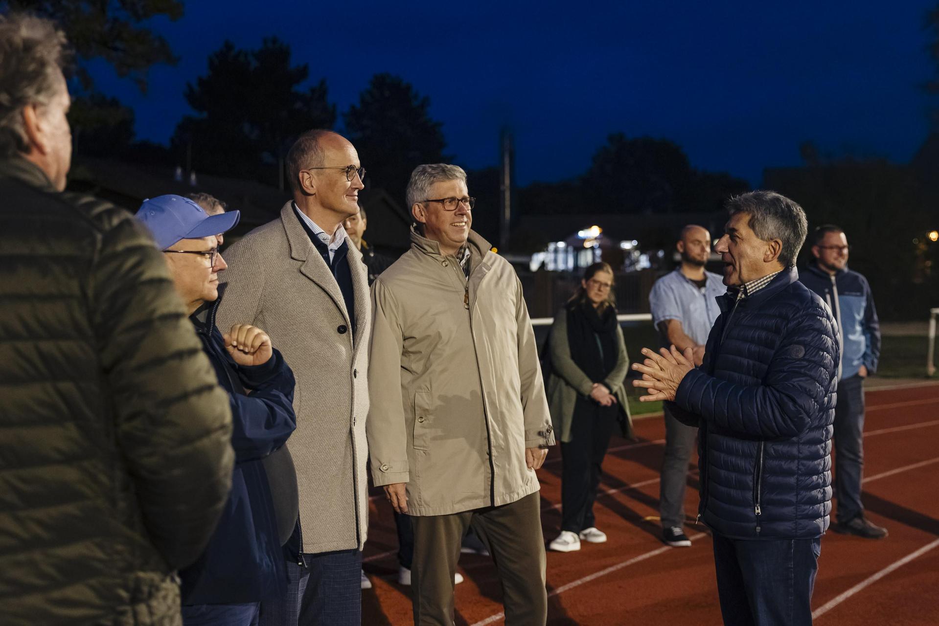 Einweihung: Die neue Flutlichtanlage im Barnestadion. (Foto: Kevin Münkel)