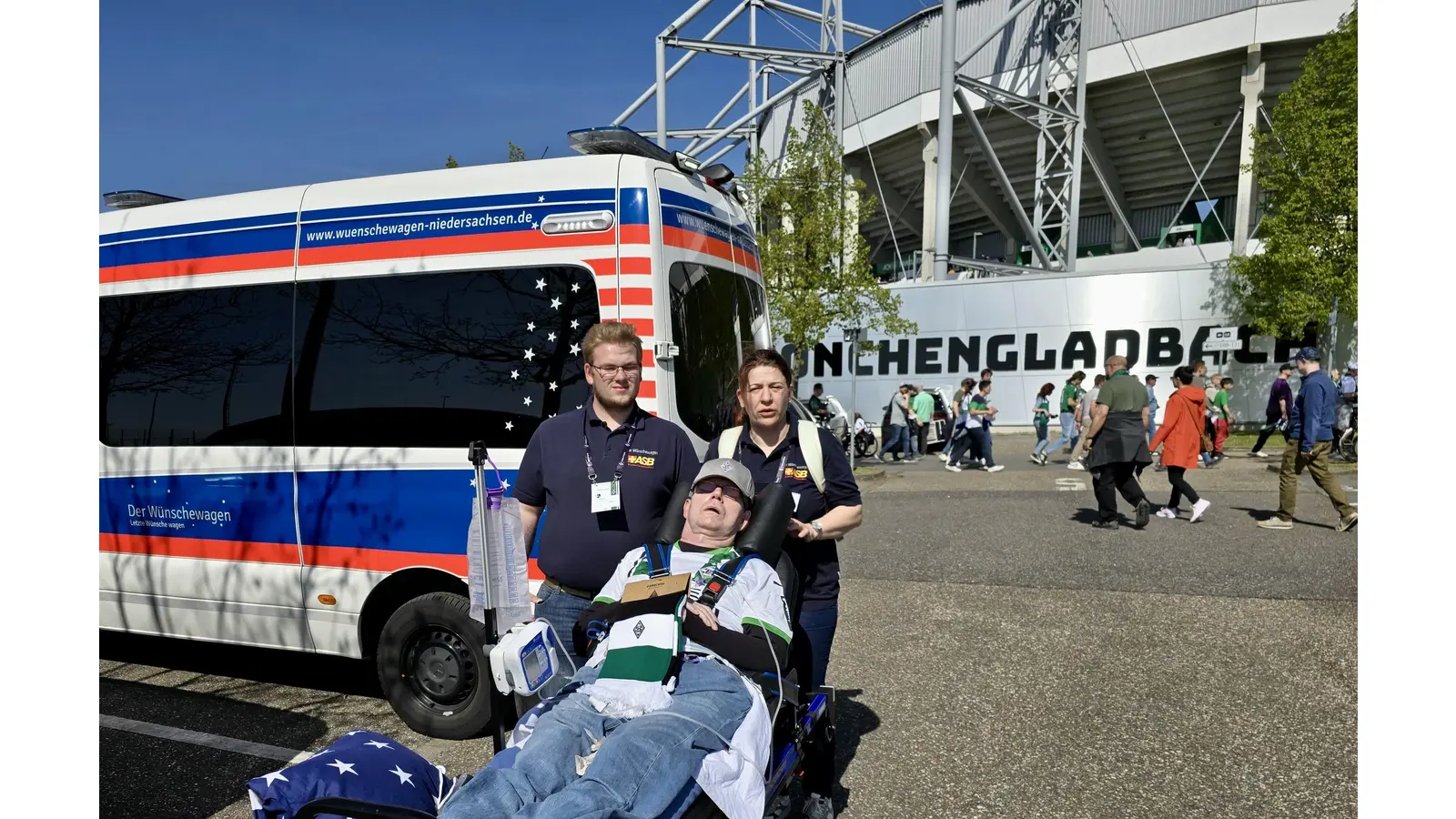 Karsten Günther besucht Dank „Wünschewagen” die Fußballpartie in Gladbach.  (Foto: privat)