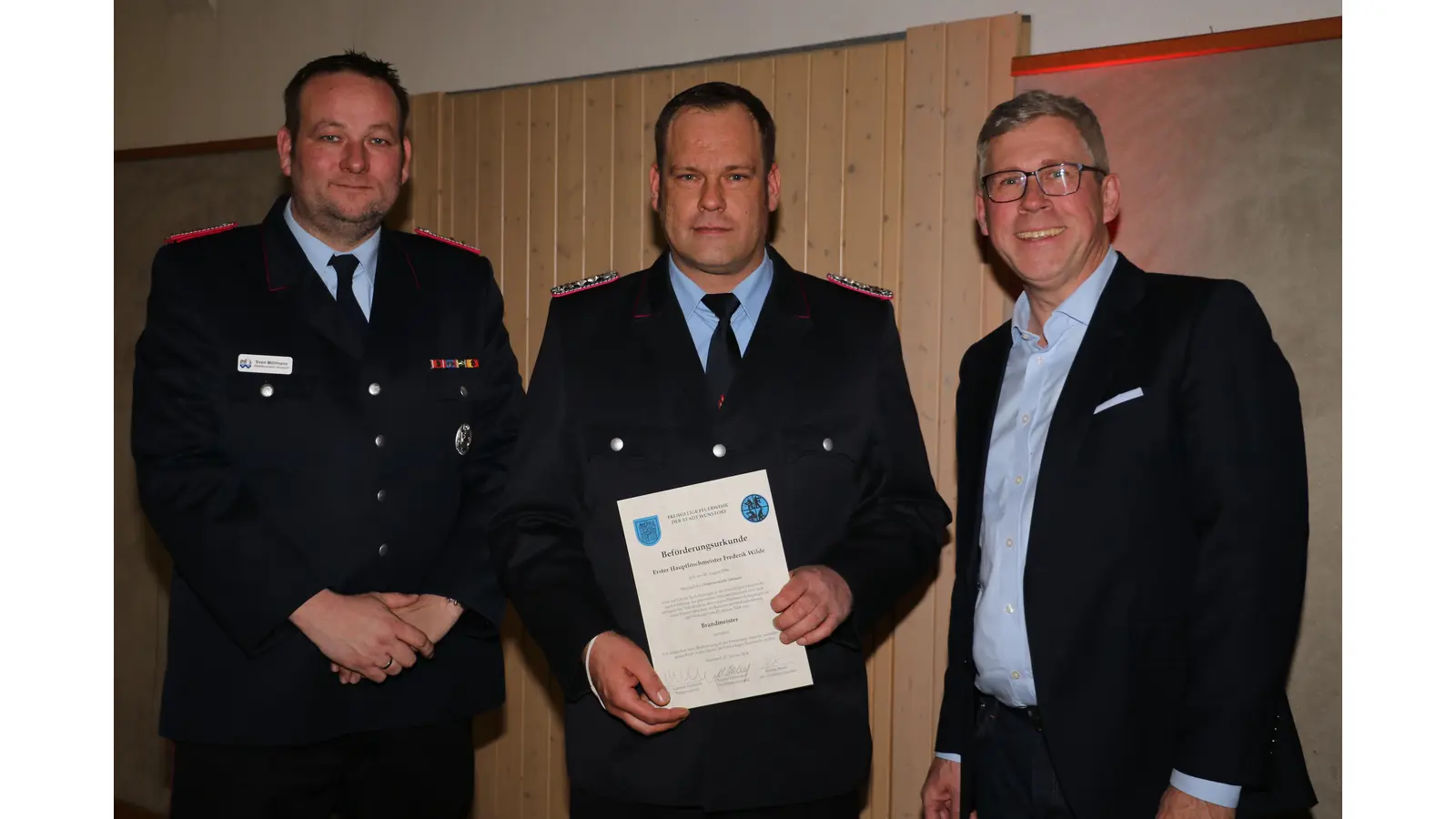 Carsten Piellusch (re.) und Sven Möllmann (li.) gratulieren Frederik Wilde zur Beförderung zum Brandmeister.  (Foto: gi)