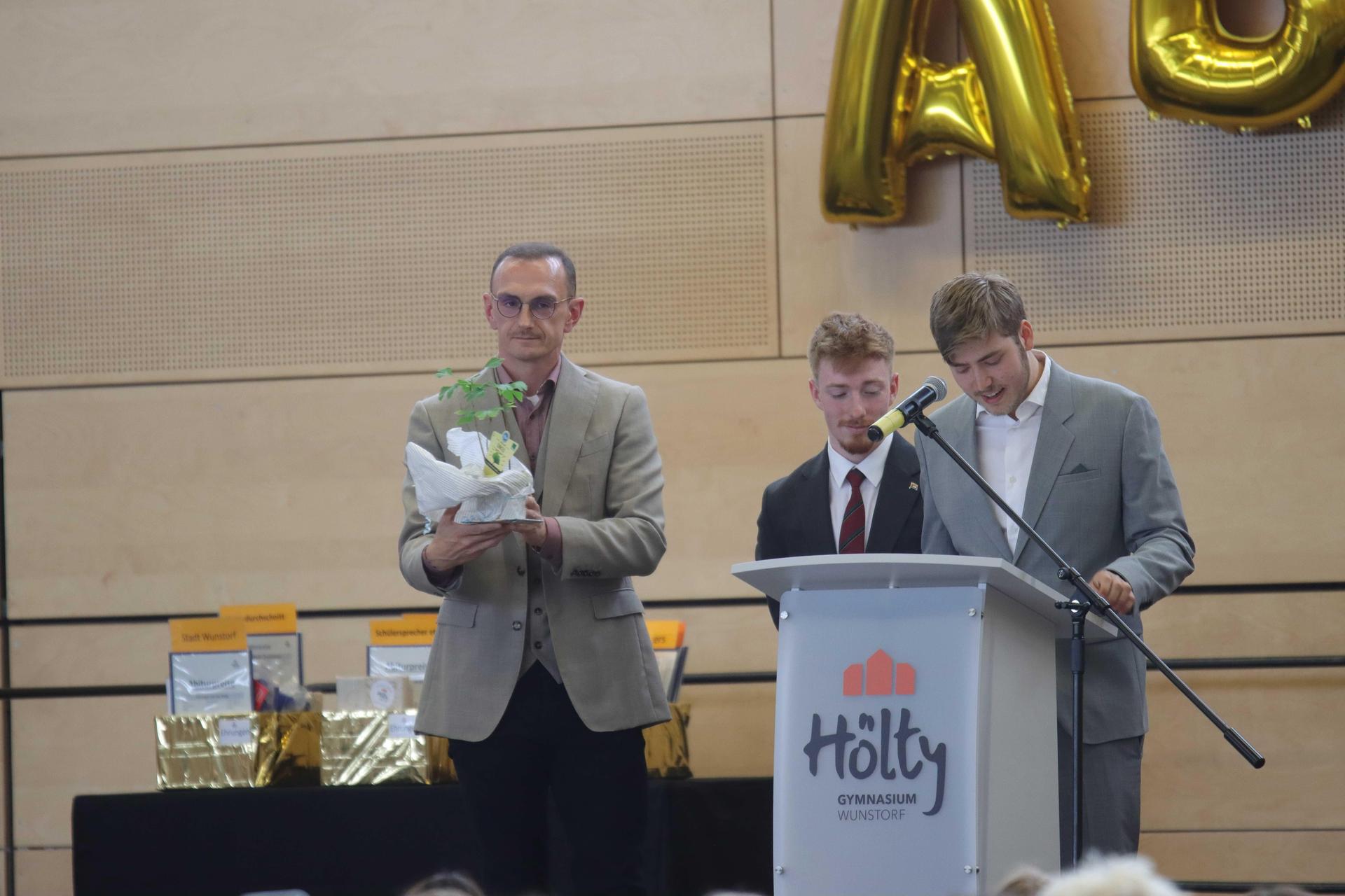 Bekommt einen Ginkgo geschenkt: Schulleiter Robert Conrad. (Foto: tau)