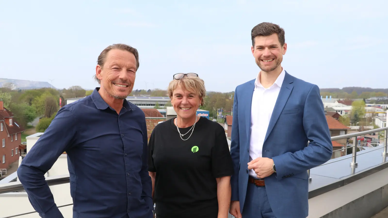 Haben den Lauf vorgestellt (v.li.): PV Green-Geschäftsführer Cord Kappe, Organisatorin Uta Eickmeier und Markus Tietje, Abteilungsleiter Privatbanking bei der Volksbank. (Foto: gi)