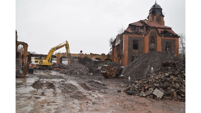 Dach und Seitenwand des Zechenhauses sind bereits entfernt. (Foto: ab)