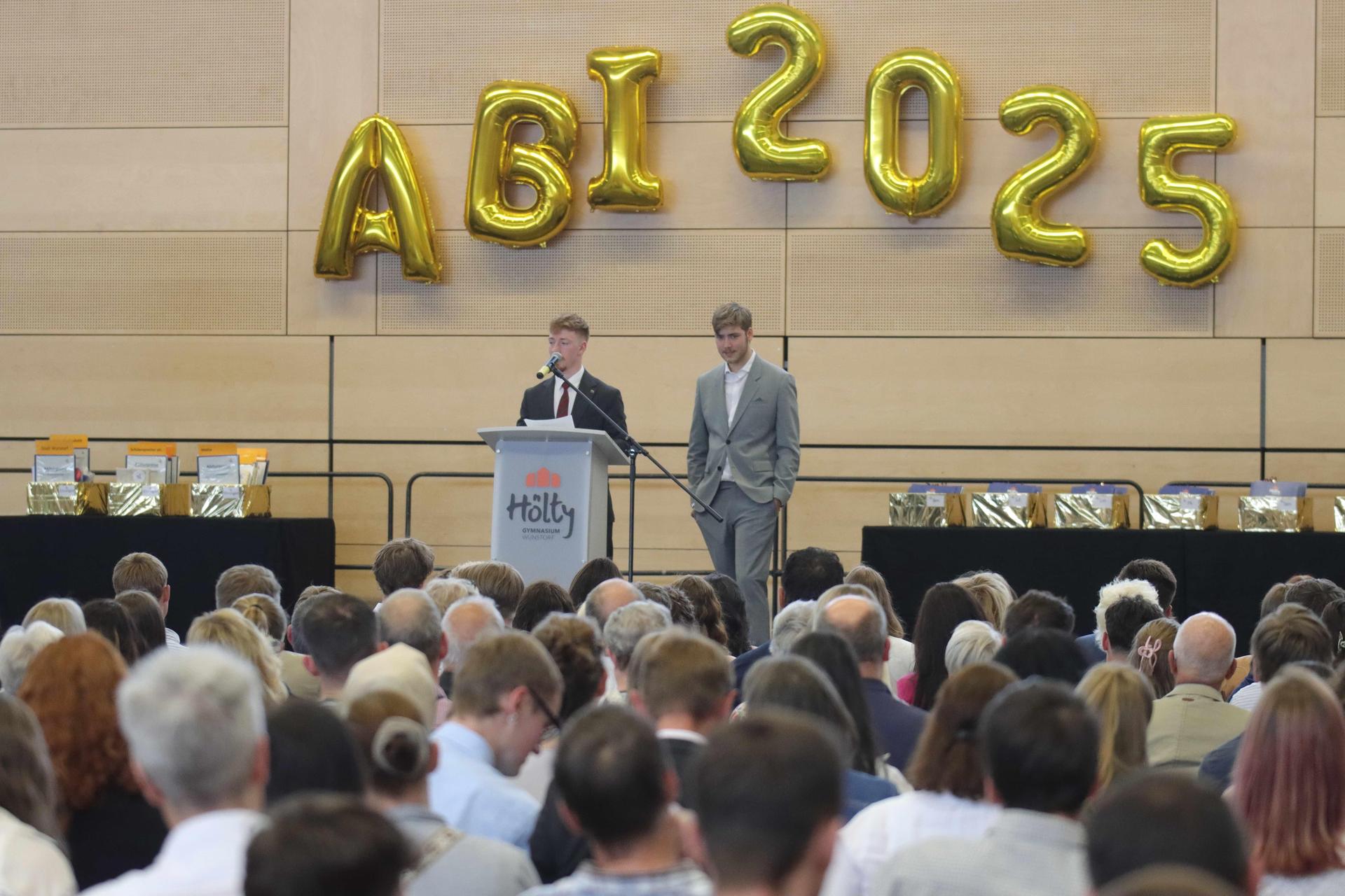 Sprechen im Sportforum: Die beiden Jahrgangssprecher des Hölty-Gymnasiums Phillip Robert Nülle (li.) und Juri-Levin Rapf. (Foto: tau)