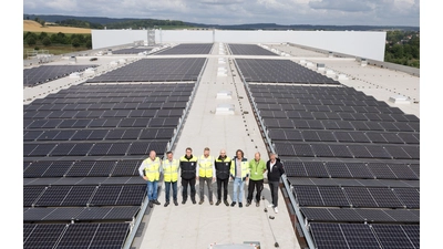 Zur Inbetriebnahme der größten PV-Anlage der „Edeka Minden-Hannover” kommen Andreas Rosenwirth und Thorsten Möhring aus der Edeka-Projektleitung Photovoltaik, Stefan Wielgosz (Haustechnik Edeka-Logistikstandort Lauenau), Christian Kleene (Abteilungsleitung Objektmanagement), Jan Lasse Heitland und Kai Neidinger (beide Betriebsleiter des Edeka-Logistikstandorts Lauenau) sowie Christian Johanning (Bauleiter) und Dimitri Wiebe (Projektleiter) der „Chargecats GmbH” zusammen. (Foto: Edeka Minden-Hannover/Christian Schwier)