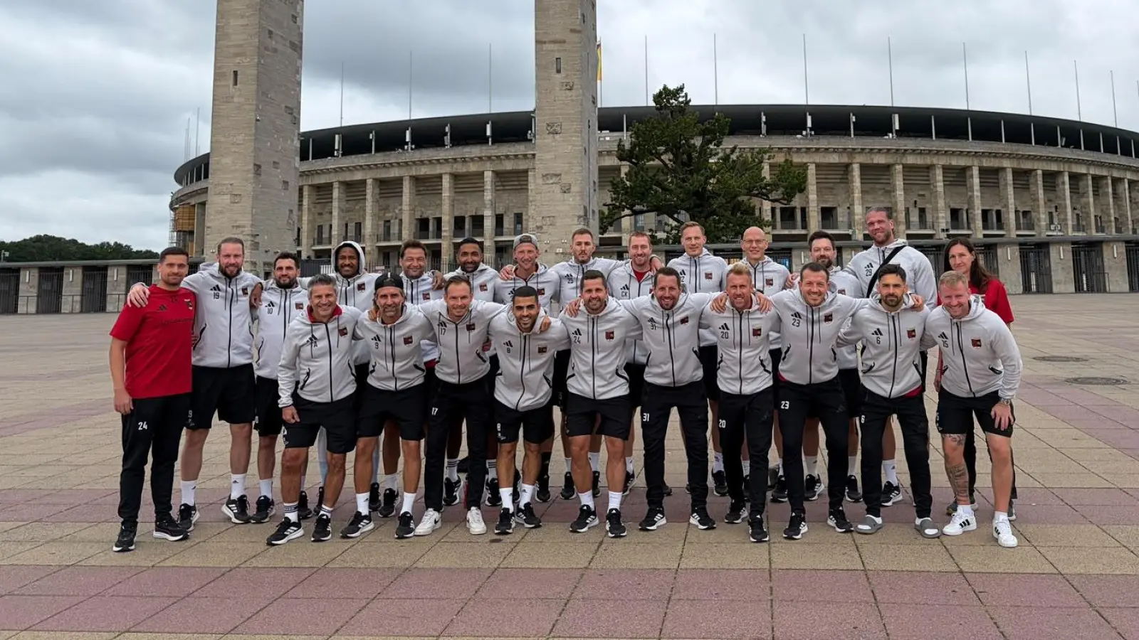 Vor dem Olympiastadion in Berlin: Die Ü32 des 1. FC Wunstorf. (Foto: privat)